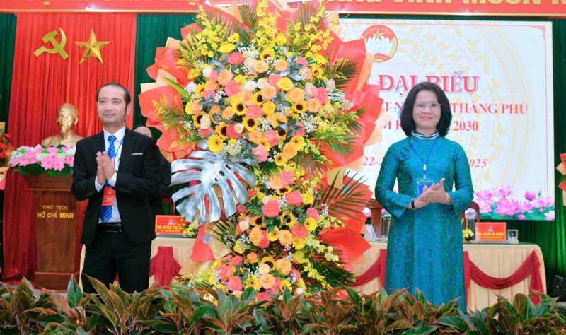 Phó chủ tịch UBMTTN VN , Chủ tịch Hội LHPN Thành Phố Hoàng Thị Thu Hương tặng hoa chúc mừng Đại hội