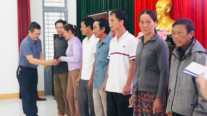 CHI HỘI LỮ HÀNH ĐÀ NẴNG TRAO QUÀ CHO BÀ CON THĂNG PHÚ BỊ ẢNH HƯỞNG BÃO LỤT