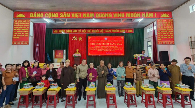 TRAO 80 SUẤT QUÀ CHO NGƯỜI DÂN BỊ THIỆT HAI DO BÃO, LỤT TẠI XÃ THĂNG PHÚ