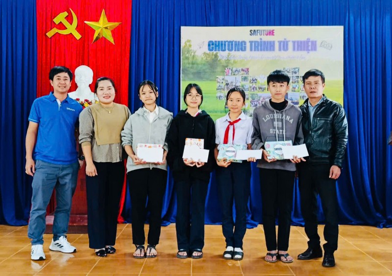 TRAO 19 SUẤT HỌC BỔNG CHO HỌC SINH VƯỢT KHÓ HỌC GIỎI