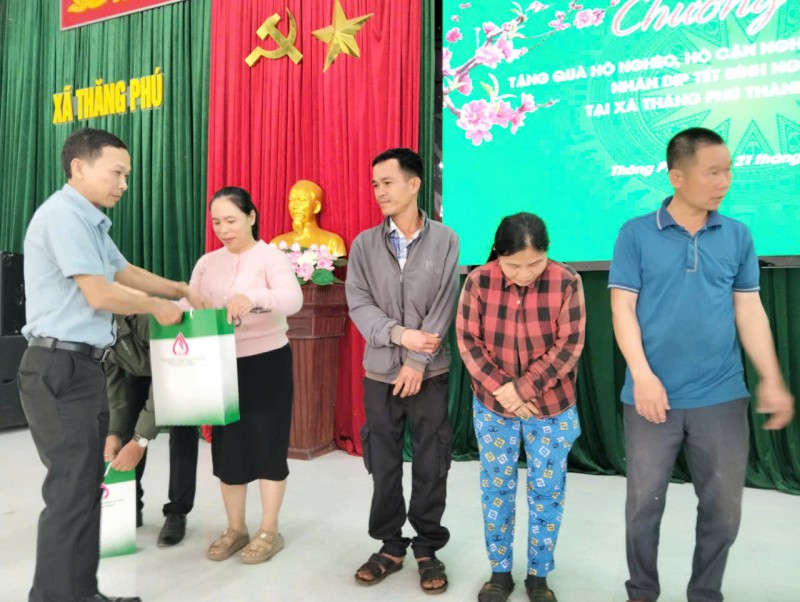 CÔNG ĐOÀN CƠ SỞ NGÂN HÀNG CSXH T.P ĐÀ NẴNG TẶNG QUÀ TẠI XÃ THĂNG PHÚ