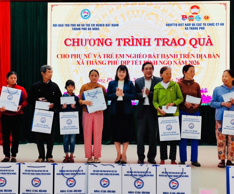 TRAO 50 SUẤT QUÀ CHO PHỤ NỮ VÀ TRẺ EM NGHÈO, BẤT HẠNH XÃ THĂNG PHÚ