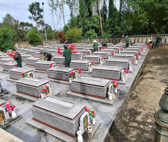 HỘI CCB XÃ THĂNG PHÚ TỔ CHỨC QUÉT DỌN, CHĂM SÓC NGHĨA TRANG LIỆT SĨ