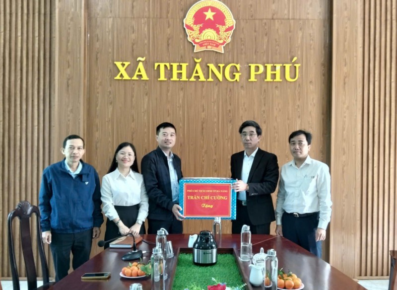 PHÓ CHỦ TỊCH UBND THÀNH PHỐ TRẦN CHÍ CƯỜNG THĂM, TẶNG QUÀ TẾT TẠI XÃ THĂNG PHÚ