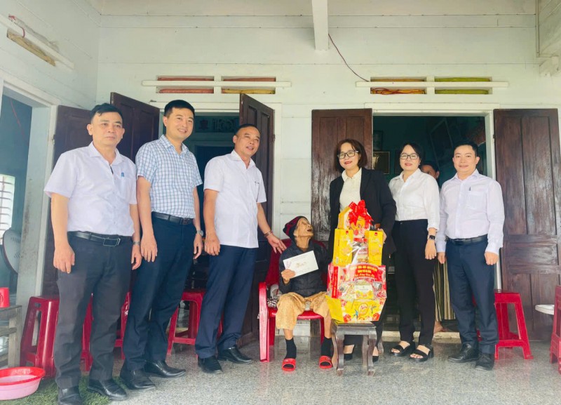 LÃNH ĐẠO THÀNH PHỐ VÀ MẠNH THƯỜNG QUÂN TRAO HƠN 200 SUẤT QUÀ TẾT CHO NGƯỜI DÂN XÃ THĂNG PHÚ