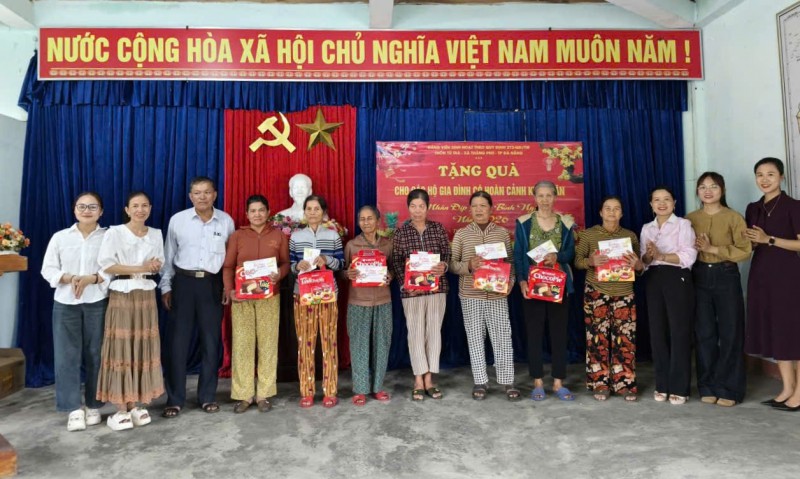 THÔN TÚ TRÀ TRAO 14 SUẤT QUÀ TẾT CHO HỘ KHÓ KHĂN