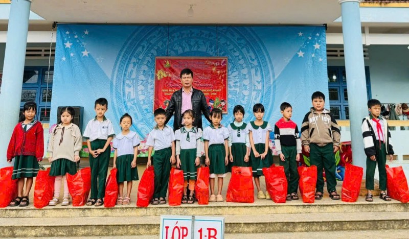 TRƯỜNG TIỂU HỌC LÝ TỰ TRỌNG TRAO 39 SUẤT QUÀ CHO HỌC SINH CÓ HOÀN CẢNH KHÓ KHĂN