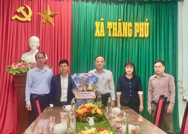 LÃNH ĐẠO THÀNH PHỐ THĂM, CHÚC TẾT XÃ THĂNG PHÚ