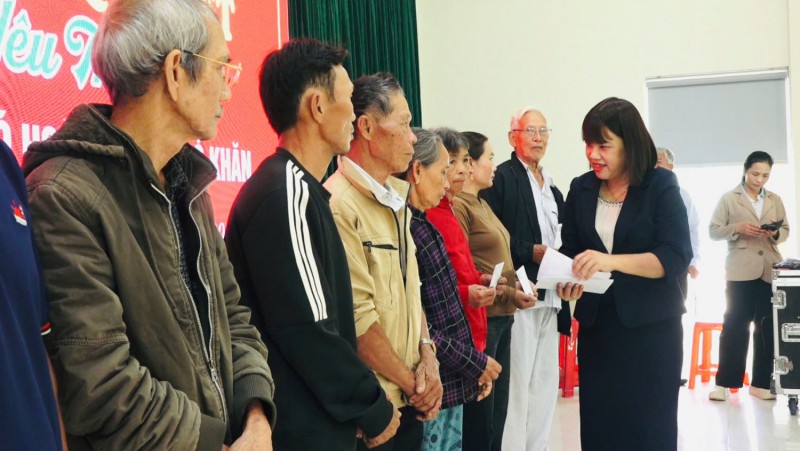 HỘI NÔNG DÂN VIỆT NAM TRAO 60 SUẤT QUÀ CHO NGƯỜI DÂN XÃ THĂNG PHÚ