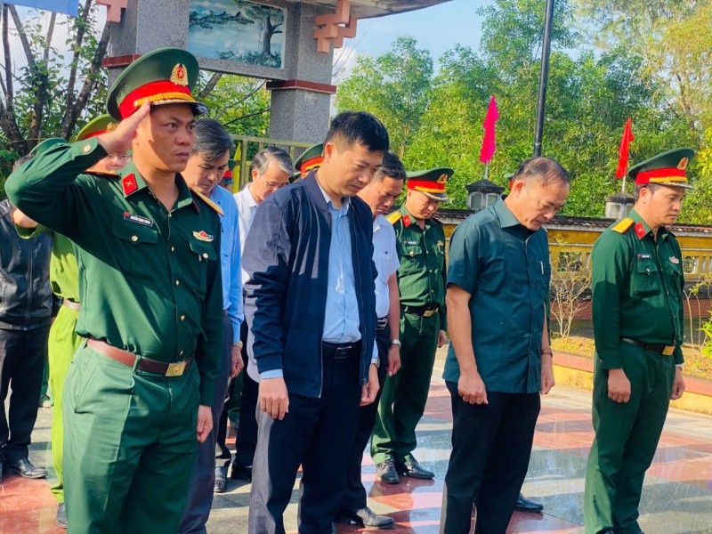 LÃNH ĐẠO XÃ VIẾNG HƯƠNG CÁC ANH HÙNG LIỆT SĨ