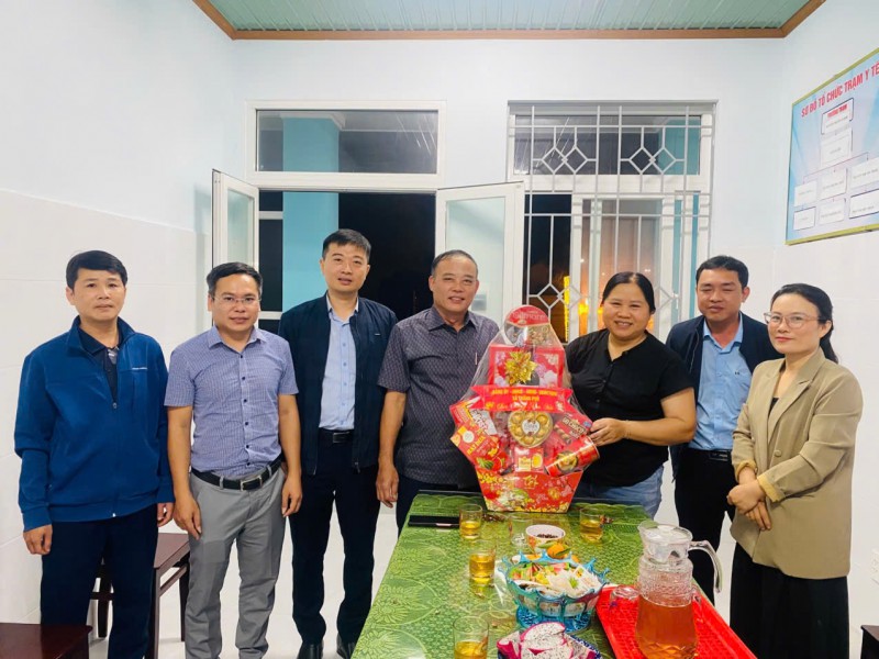 LÃNH ĐẠO XÃ THĂM, CHÚC TẾT BỆNH NHÂN VÀ CÁC CƠ QUAN TRỰC ĐÊM GIAO THỪA