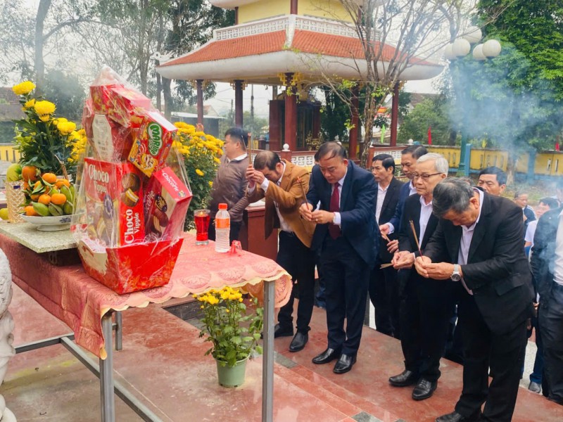 VIẾNG HƯƠNG CÁC ANH HÙNG LIỆT SĨ NHÂN DỊP XUÂN MỚI BÍNH NGỌ 2026