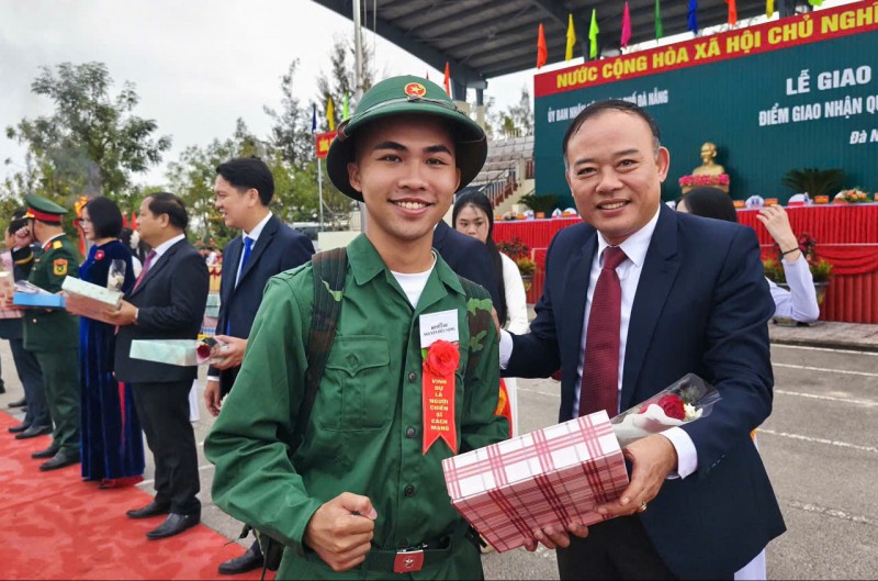 THĂNG PHÚ TIỄN ĐƯA 32 THANH NIÊN LÊN ĐƯỜNG NHẬP NGŨ NĂM 2026