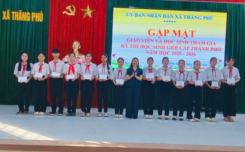 LÃNH ĐẠO XÃ ĐỘNG VIÊN ĐOÀN HỌC SINH GIỎI ĐỊA PHƯƠNG THAM GIA KỲ THI CẤP THÀNH PHỐ