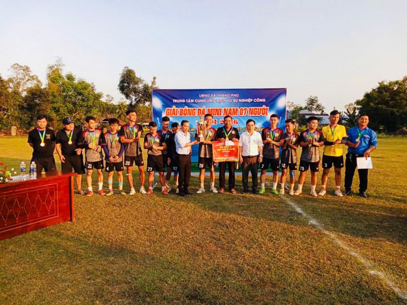 LÝ TRƯỜNG VÔ ĐỊCH GIẢI BÓNG ĐÁ MINI NAM 7 NGƯỜI XÃ THĂNG PHÚ NĂM 2026
