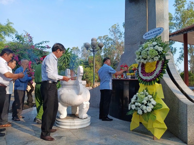 VIẾNG HƯƠNG CÁC ANH HÙNG LIỆT SĨ NHÂN KỶ NIỆM 51 NĂM GIẢI PHÓNG MIỀN NAM, THỐNG NHẤT ĐẤT NƯỚC