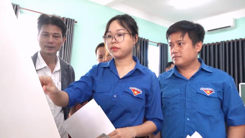 Đoàn viên thanh niên xã Thăng Phúc hướng dẫn người dân nộp hồ sơi trực tuyến.