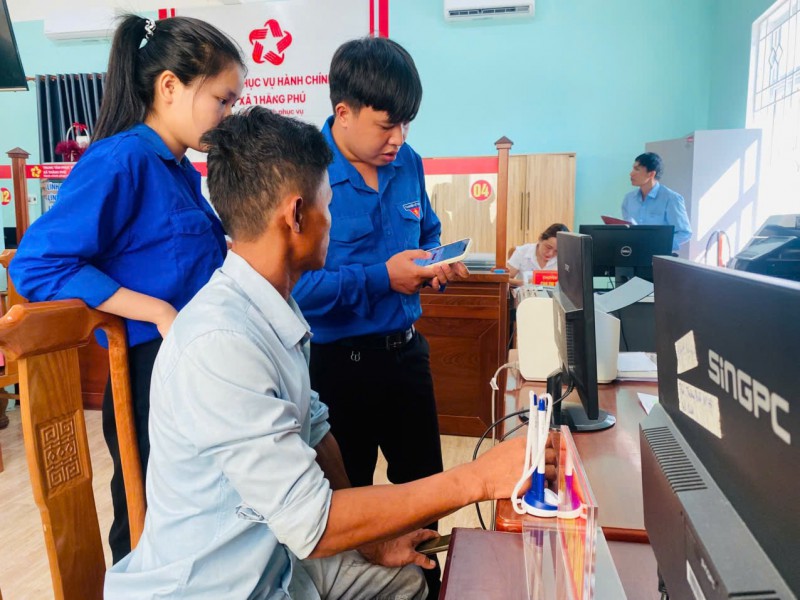 Đoàn viên thanh niên xã Thăng Phú hỗ trợ người dân thực hiện TTHC tại Trung tâm Phục vụ hành chính công xã. Ảnh: TRUNG THỰC
