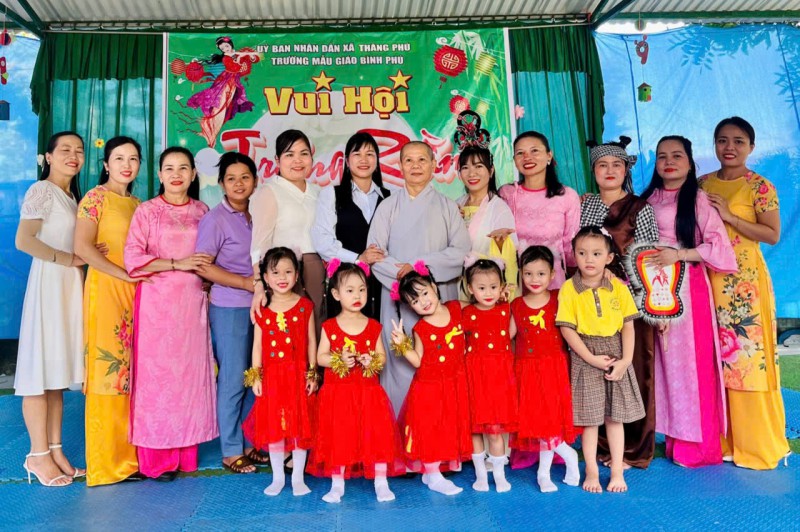 TRẺ EM THĂNG PHÚ NÔ NỨC VUI HỘI TRĂNG RẰM